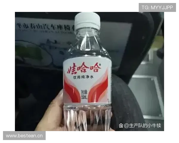 刘洋又发日常，盯着那只马克杯就觉得它比我半年的工资还贵